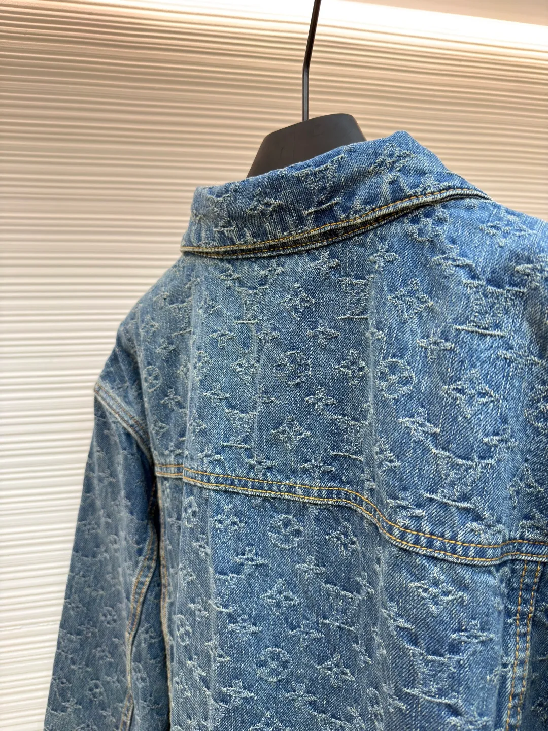 LOUIS VUITTON presbyopia jacquard denim jacket ●Original version: purchased and developed by 16989 ●Item number: 1680891- ●Material: denim fabric ●Technology: full-width jacquard production ●Version: fitted version ●Weight: about 995 grams ●Size: 46-48-50-52 ●Description: This skateboard denim jacket has an all-over contrasting Monogram jacquard texture, embellished with pearlescent buttons and pocket rivets, giving the casual skater silhouette a Dandy feel. Pair it with matching trousers for a trendy look, making it a perfect choice for every season. Monogram jacquard all over, Damier nubuck label at rear. The overall wiring is straight and delicate, the fabric is comfortable and soft, and the color is consistent without color difference. It can be matched with the same style to create a fashionable look and control various occasions. Customized accessories, complete with three standards, same style for men and women!